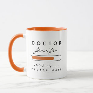 Caneca MÉDICO [Nome] Carregando Laranja e Branco