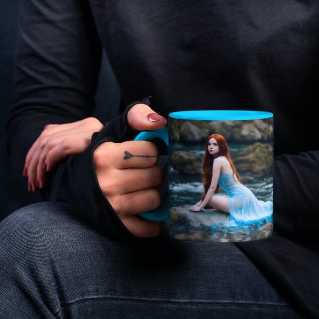 Caneca menina da natureza na moda de verão brilhante água (Criador carregado)