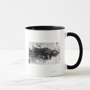 Caneca Menina Eskimo em um Parka em Nome, Alaska
