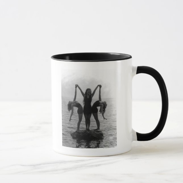 Caneca Meninas em Poing on a Rock in Water (Direita)