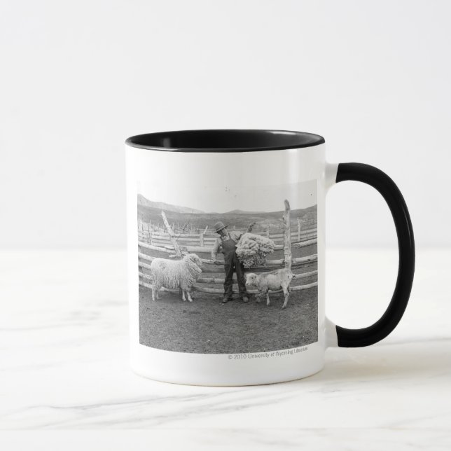 Caneca Menino que sustenta um pacote de lãs (Direita)