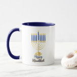 Caneca Menorah com Luzes Feliz Hanukkah<br><div class="desc">Excelente para comemorar a época de Chanucá,  este design apresenta nosso gráfico vetorial da menorah original com caligrafia de texto,  saudação "Feliz Chanucá".  Design composto por Holiday Hearts Design (direitos reservados).</div>