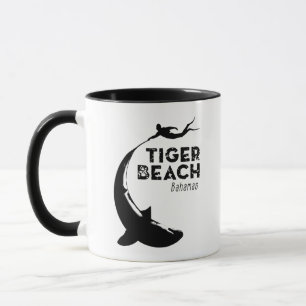 Caneca Mergulho de tubarão na praia de Tiger