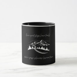 Caneca Mesmo Passos Silenciosos – Citação Bilíngue Minima