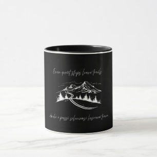 Caneca Mesmo Passos Silenciosos – Citação Bilíngue Minima