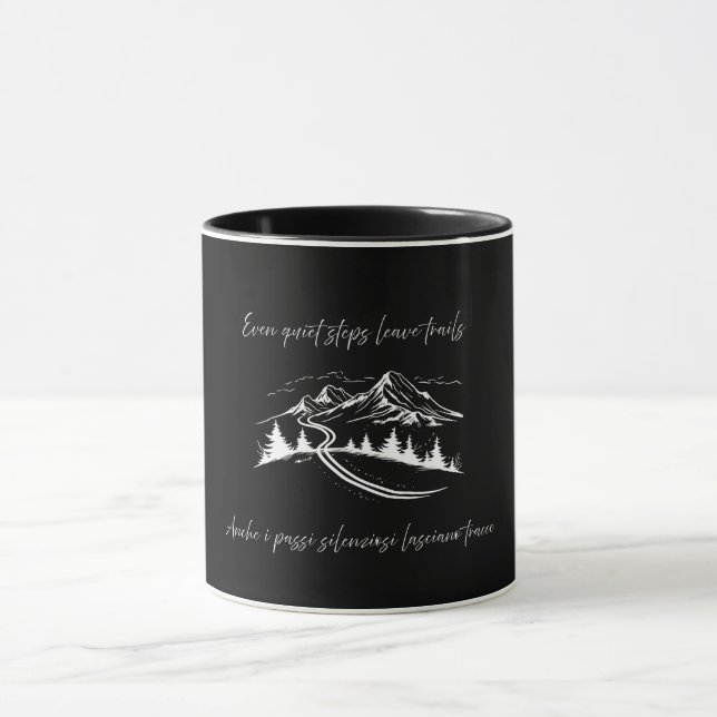 Caneca Mesmo Passos Silenciosos – Citação Bilíngue Minima (Centro)