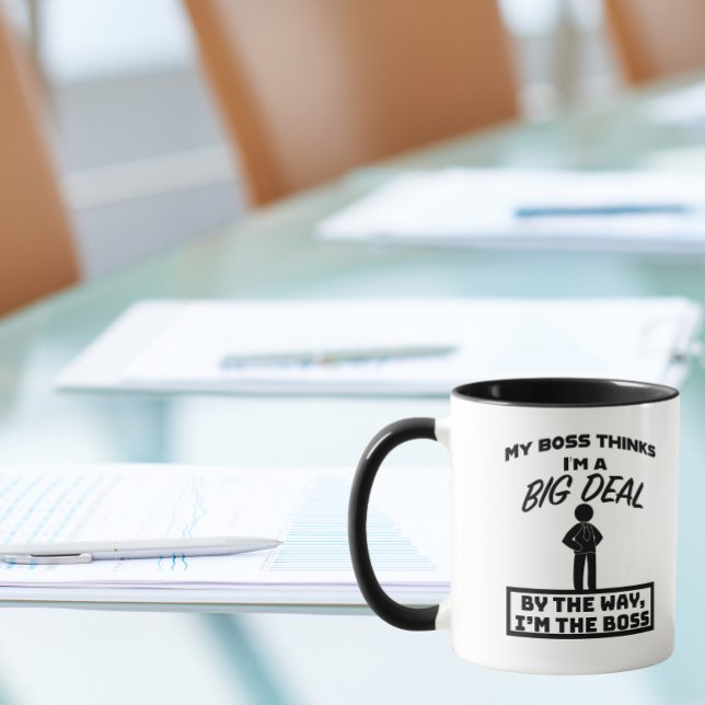 Caneca Meu chefe acha que sou um grande negócio, eu sou o (Criador carregado)