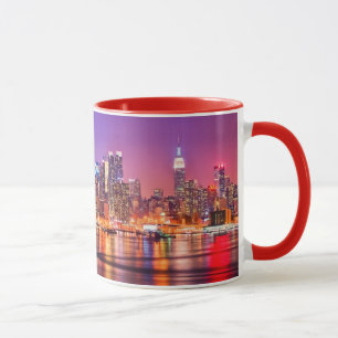 Caneca Midtown Manhattan na noite com império Stae