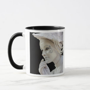 Caneca Mímica feminina se apresentando na esquina da rua