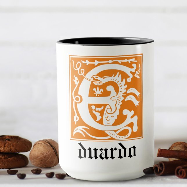 Caneca Mítica do século XVI cria Capital Decorativo E (Criador carregado)