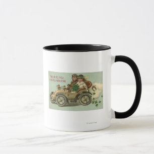 Caneca Miúdos em um carro com trevos