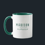 Caneca Moderno Minimalista | Bridesmaid Wedding Green<br><div class="desc">Crie as suas canecas da damas de honra. Um design simples e moderno em verde escuro e branco com caligrafia manuscrita e tipografia informal divertida para um aspecto minimalista,  ousado e legal. Qualquer fonte,  qualquer cor,  sem mínimo.</div>