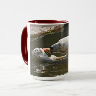 Caneca Momento do Urso Polar Comendo Fruta