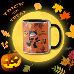Caneca Monograma de Abóbora de Gato Feliz, Pintado<br><div class="desc">Que divertido! Um maravilhoso gato feliz pintado à mão — o trabalho de arte de Janice Caban. Com morcegos e lua de cheio — e nosso herói carregando uma abóbora. Personalize com seu monograma e você vai gostar por anos. Qualquer pergunta ou assistência de design, basta enviar um bate-papo ou...</div>