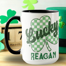 Caneca Monograma de Dia de São Patrício de Shamrock Retro