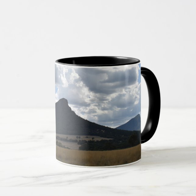 Caneca Monta Sturgeon e Abrupto Sob Nuvens Dramáticas (Frente Esquerda)
