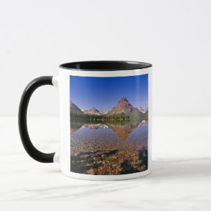 Caneca Montanhas refletem no calmo lago Two Medicine em