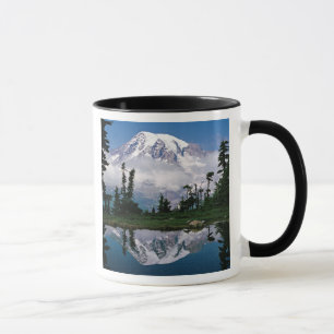 Caneca Monte Rainier, relectado numa montanha