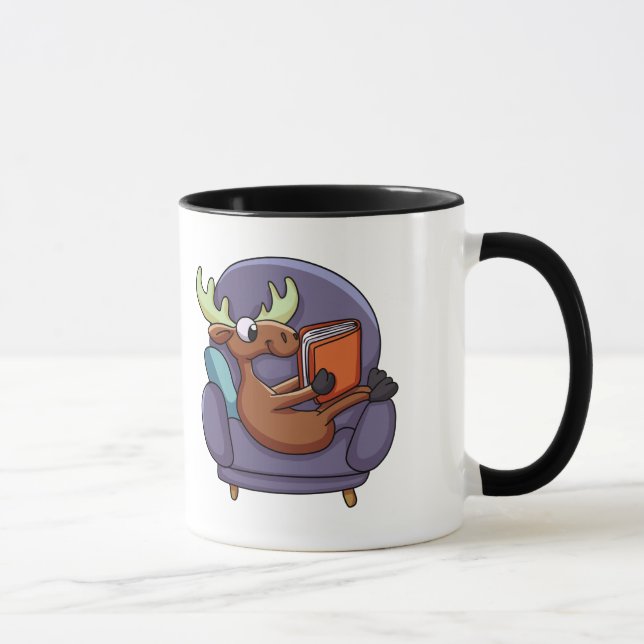 Caneca Moose lendo um livro em um sofá | escolher cor de  (Direita)
