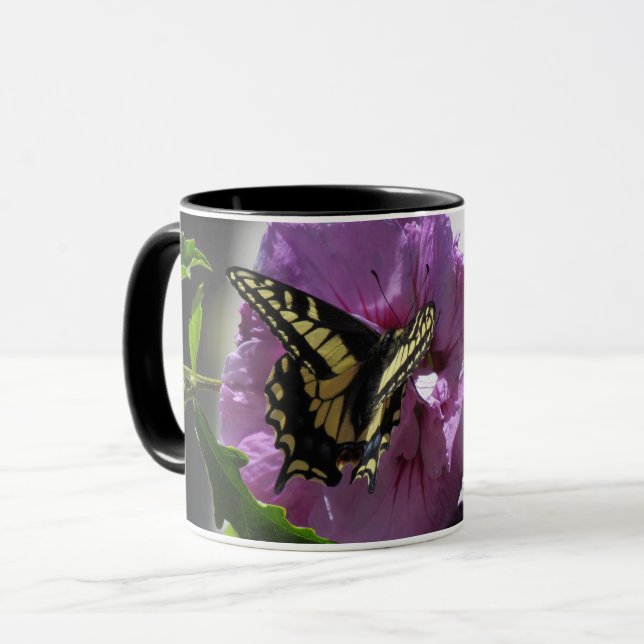 Caneca Mug - Borboleta da cauda alternada na flor (Frente Esquerda)