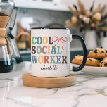 Caneca Mug Personalizado de Coquetes Retroativos do Traba<br><div class="desc">Celebre o coração de um ajudante com esta caneca retrô do estilo "Trabalhador Social Legal". Um presente personalizado perfeito para profissionais sociais orgulhosos — excelente para cafés, mesas de escritório ou como um presente de obrigado pensado. Na moda, ousado e capacitador! caneca legal da assistente social, presente retrô da assistente...</div>