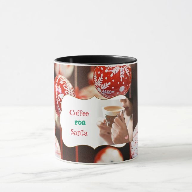 Caneca Mulher bebendo café com bolas de Natal (Centro)