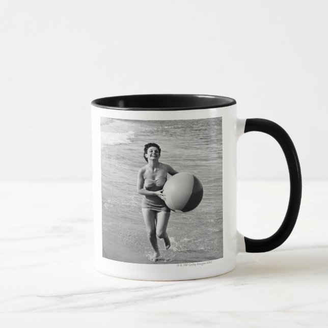 Caneca Mulher com uma bola de praia (Direita)