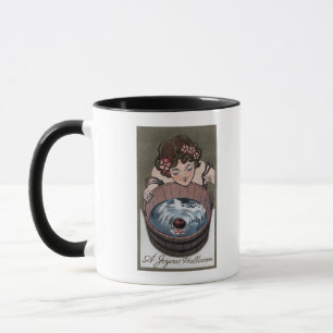 Caneca Mulher olhando para o barril de madeira