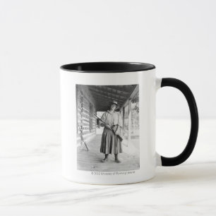 Caneca Mulher que guardara um rifle em um patamar