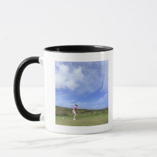 Caneca Mulher que joga o golfe