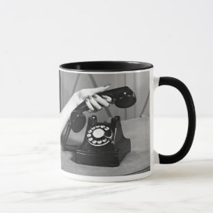 Caneca Mulher que pegara o telefone próximo acima da mã