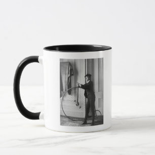 Caneca Mulher Vestida como Homem com Bicicleta