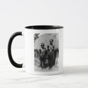 Caneca Mulheres de Nubian que estão na frente da cabana