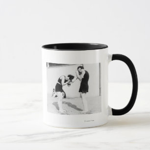 Caneca Mulheres que secam seu cabelo na praia