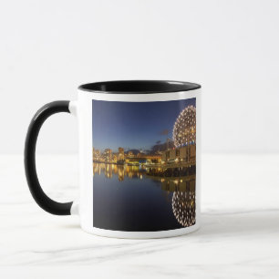 Caneca Mundo da Ciência e CBD refletidos em False Creek,