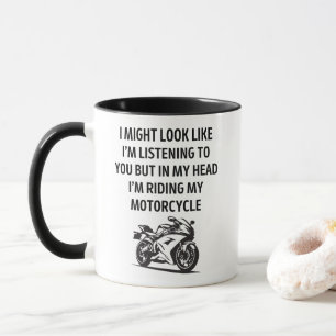Caneca Na minha cabeça estou dirigindo minha moto Engraça