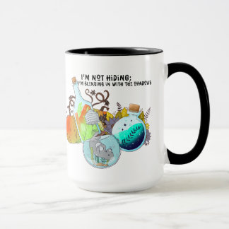 Caneca Não estou me escondendo; estou me misturando em en