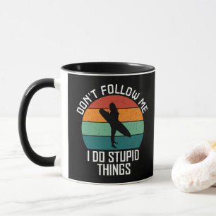 Caneca Não me siga, faço coisas estúpidas Amantes do surf