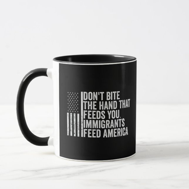 Caneca Não morda a mão que te alimenta americano (Esquerda)