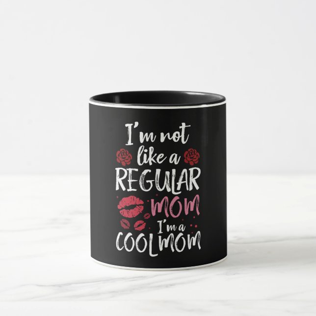 Caneca Não Sou Como Uma Mãe Normal, Eu Sou Uma Mãe Legal (Centro)