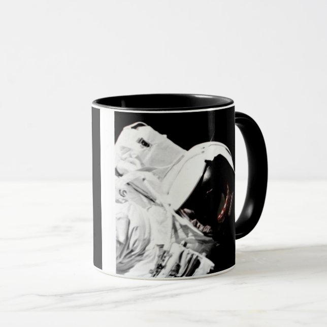 Caneca NASA Apollo 17 Astronauta Preto e Branco (Frente Esquerda)