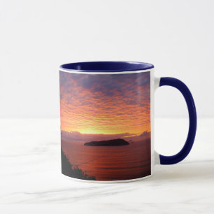 Caneca Nascer do sol do oceano sobre a ilha Tairua Nova