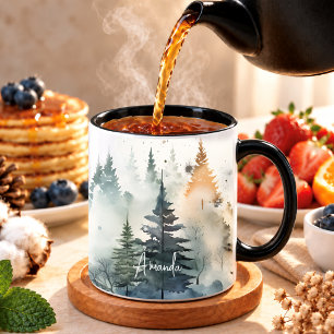 Caneca Natal adorável em floresta de pinheiros enevoada e