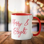Caneca Natal de Script Vermelho feliz e Brilhante<br><div class="desc">Feliz e Bright Red Script Christmas Mug</div>