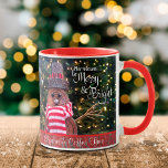 Caneca Natal Seja Feliz e Bright Rustic Nome Snowman<br><div class="desc">"Que seus dias sejam felizes e brilhantes." Uma citação de tipografia branca e uma foto de close-up de um bonitinho e giro bonitinho boneco, bonitão, bonitão, embrulhado em um lenço vermelho e branco listrado contra árvores iluminadas o ajudam a inaugurar no Natal e Ano Novo. Sinta o calor e a...</div>