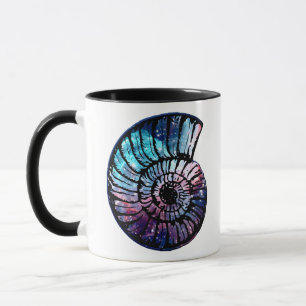 Caneca Nebulosa com estrelas numa casca de Nautilus