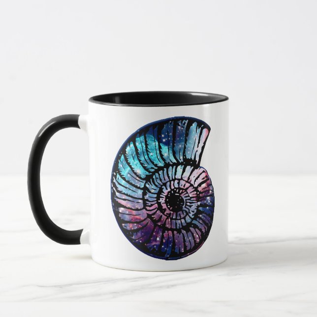 Caneca Nebulosa com estrelas numa casca de Nautilus (Esquerda)