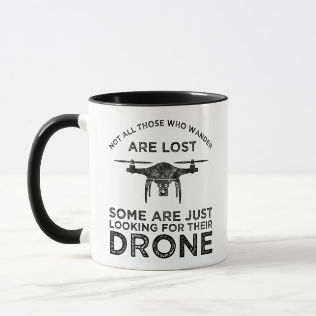 Caneca Nem Todos Aqueles Que Vagueiam São Pilotos De Dron (Esquerda)