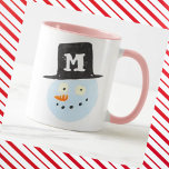 Caneca Neve, bonitinho, monograma<br><div class="desc">Um bonitinho bonitinho de snowman encara uma caneca sorridente para o presente de Natal.</div>