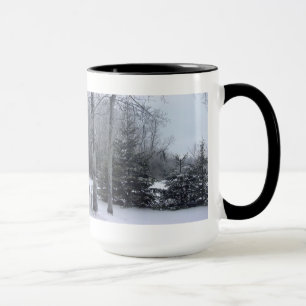 Caneca neve e árvores